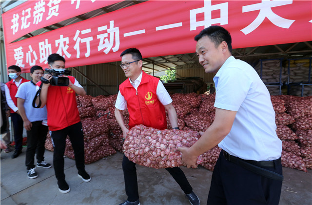 十吨！人生就是博九建爱心助农 ，直采滞销大蒜 ！
