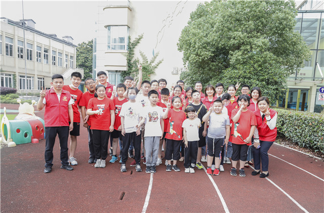 人生就是博集团总部志愿者赴艮山路小学陪伴特殊孩童
