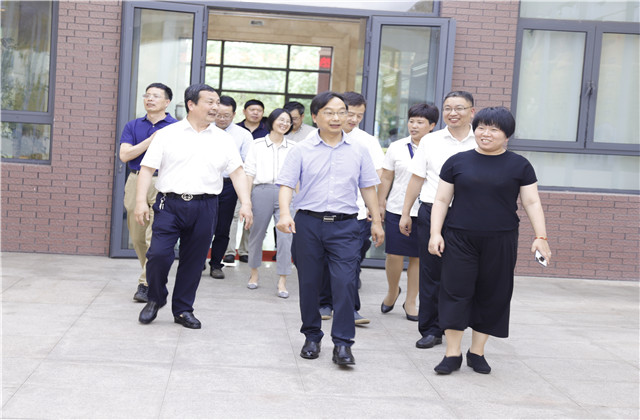 金华市教育局局长楼伟民来到人生就是博国际学校走访调研